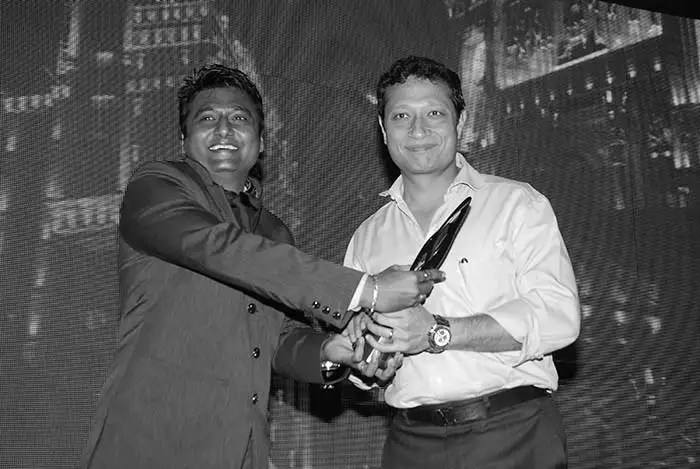 Jimmy Mistry receiving excellence in architecture and design award at Indian Architectural Design Festival in 2011