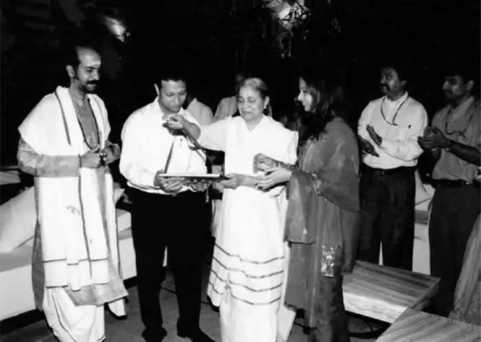 Jimmy Mistry receiving the Mahavir and Mahatma Award for Oneness from the Times Foundation in 2004