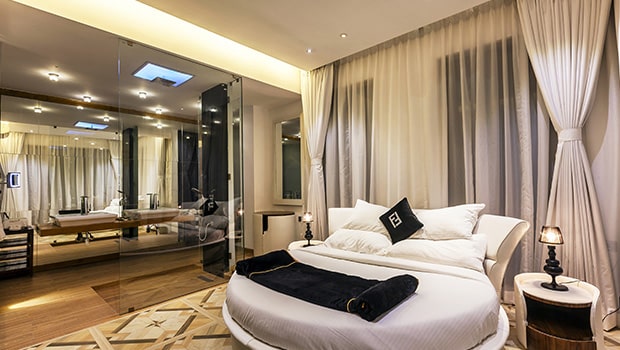Luxury King size round bed at Della Villas