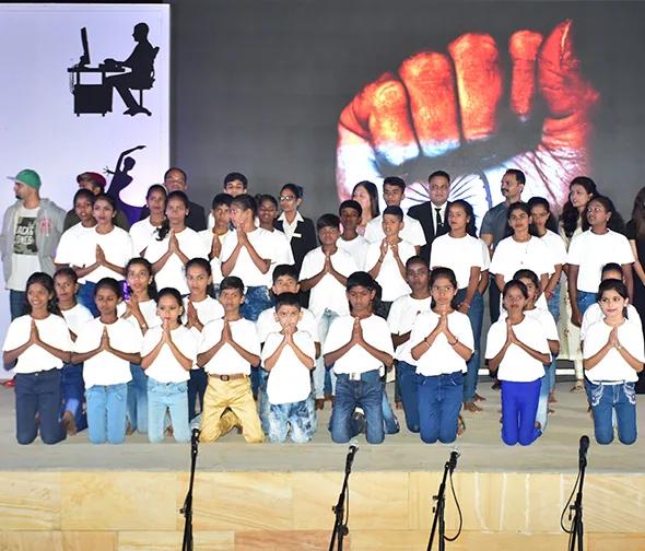 Jimmy Mistry with students of Della Adventure & Resorts ZP Primary School in Kunegaon Lonavala